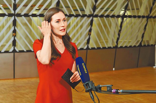 芬兰美女总理马林跑趴风波闹得沸沸扬扬，因热舞影片外流，形象大崩坏。图为2021年6月24日，马林在布鲁塞尔出席欧盟峰会前对媒体讲话。（新华社）