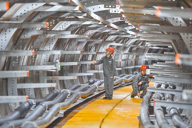 大陆多地持续高温，未来一周将面临汛情、旱情迭加；大陆国家电网则称，电力供应平稳有序。图为湖南长沙万家丽路电力隧道。（新华社）