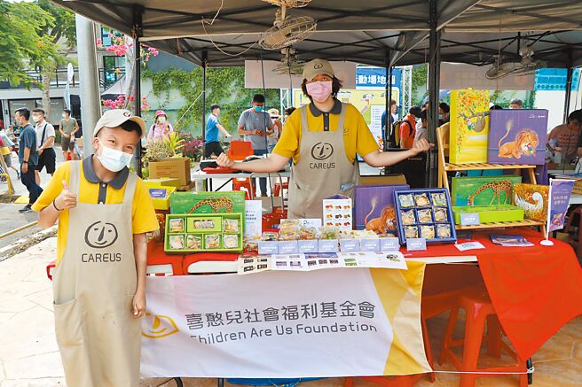 桃市府劳动局安排身心障碍者至庇护工场就业安置，20日举办职业训练成果发表会，推广自制中秋产品。（蔡明亘摄）