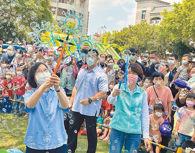 民进党彰化县长参选人黄秀芳20日在彰化市阳明公园，启动首发「亲子巡迴列车」，蔡英文总统到场，一起开心玩泡泡。（吴敏菁摄）