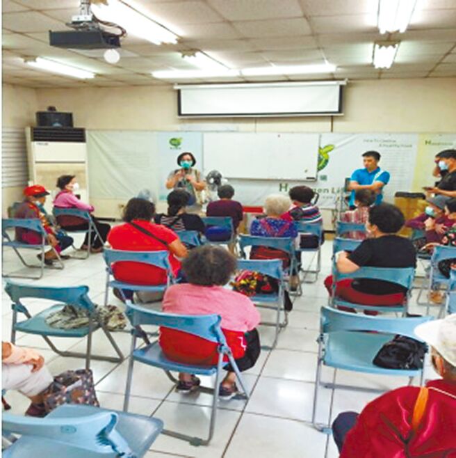 南投縣衛生局接獲民眾投訴，業者以贈品溫情強銷，吸引長輩聚集，誘使他們購買疑似廣告不實健康食品。（南投縣衛生局提供／陳淑芬南投傳真）