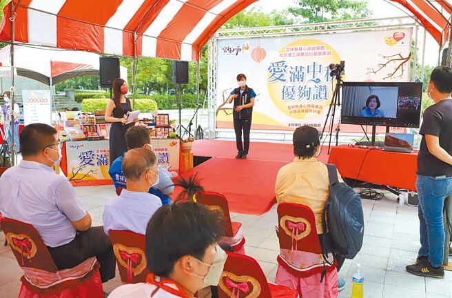 云林县长张丽善视讯送爱，协助身心障碍团体行销产品。（云林县政府提供／张朝欣云林传真）