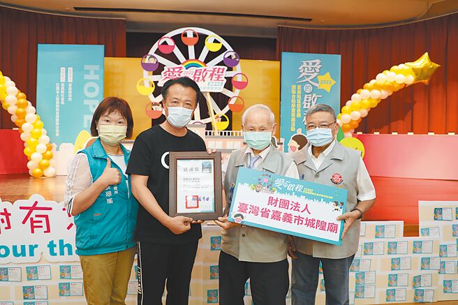 嘉义县长翁章梁（左二）颁赠感谢状表扬嘉义城隍庙助学。（廖素慧摄）