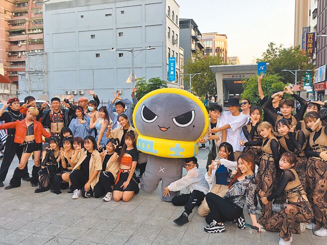 高雄市盐埕区「奶茶夏日Party」举办快闪活动，宣示10月登场。吉祥物Q力首次亮相，配合学生们的热舞将奶茶街的活力散发出去。（崔正纲摄）