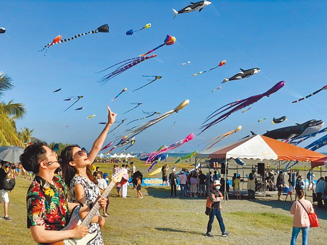 「2022旗津風箏節」20日、21日於旗津海水浴場盛大展開，風箏齊飛。（高雄市觀光局提供／洪浩軒高雄傳真）