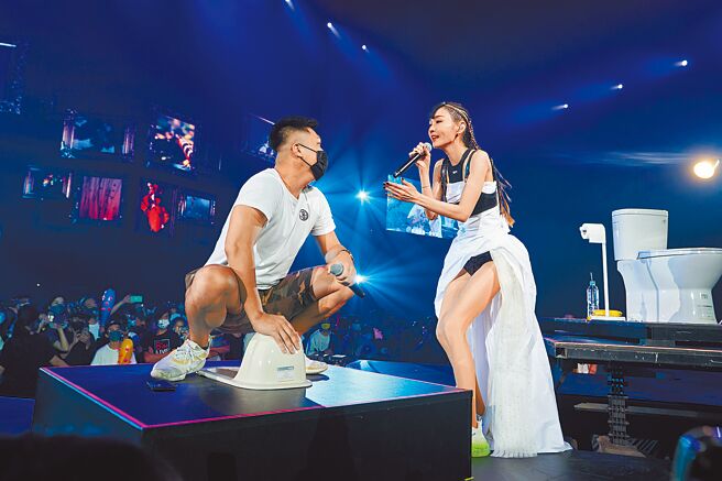 谢金燕（右）昨邀粉丝上台蹲马桶对唱，互动逗趣。（开丽娱乐提供）