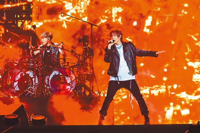 八三夭昨攻蛋，主唱阿璞。（罗永铭摄）