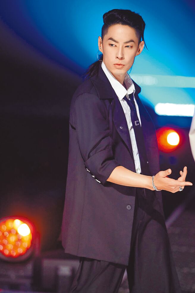 吴建豪以一身帅气西装演唱〈Save Your Tears〉，气氛嗨到最高点。（环球音乐提供）