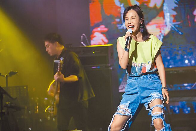 彭佳慧昨在「第1届全球客家流行音乐大赛」卖力献唱。（罗永铭摄）