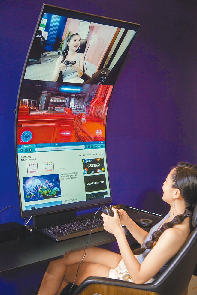 三星「Odyssey Ark」可以转轴变成直立式座舱模式，打造宛如机舱内的立体视野。（三星提供）