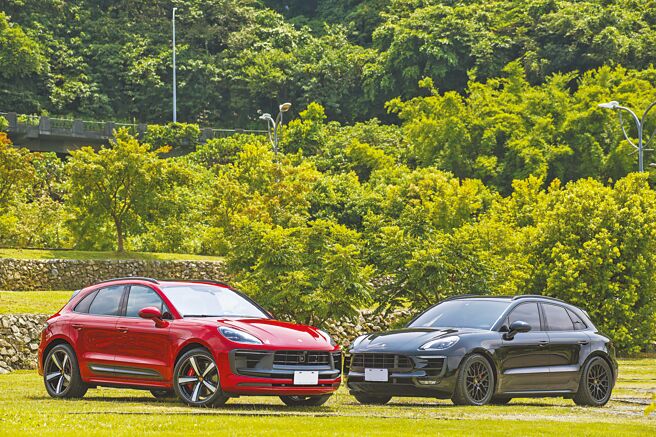 新一代PORSCHE Macan GTS基本售价471万元起，试驾车（左）为2022年式，基本售价461万元，车身外观加选多项配备，如胭脂红车漆、高亮泽黑色车顶架、碳纤维车侧刀刃造型饰板（含GTS字样）及21吋高亮泽铝圈等，右车为Calvin的PORSCHE Macan GTS（2017年）。（陈大任摄）