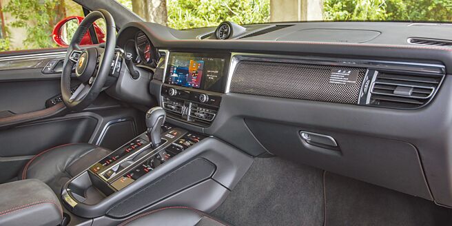 仪表控台大幅数位化，许多原本的实体按键改以触控取代。（陈大任摄）