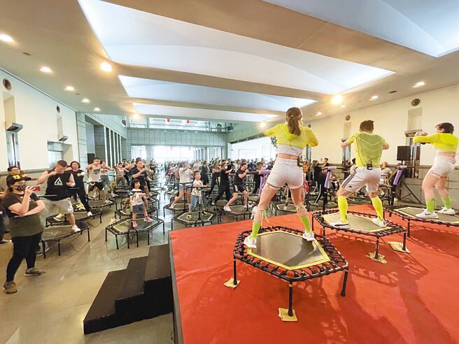 X-Line健身团队第二届公益跳床活动在教练的带领下，以轻快节奏搭配自创动作，台上台下一起跳跃气氛热烈。（王胜修摄）