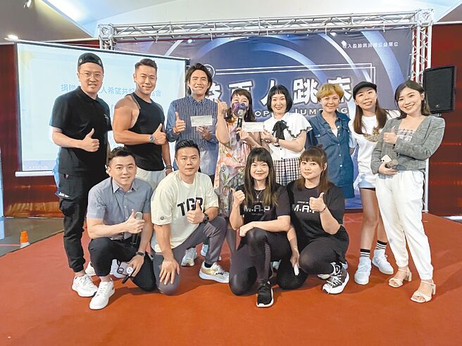 X-Line健身联盟亚太区教育总监游士谦（左二）与执行长夫人温嘉慧（左五）及干部，捐赠8万6千元给社团法人希望共好发展协会慢慢飞天使。（王胜修摄）