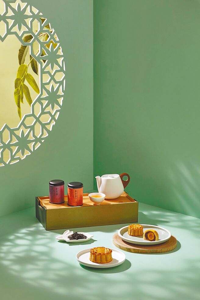 品饼、沁茶香、乐咏续，新东阳「朗月咏茗礼盒」。（新东阳提供）