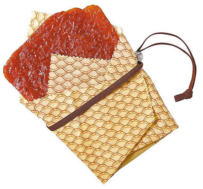 新东阳「千江月礼盒」，台湾黑猪肉系列搭配蜂蜡保鲜布。（新东阳提供）