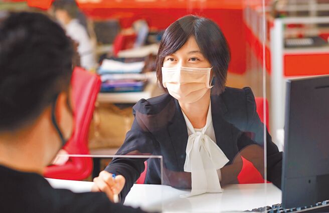 中寿携手多家银行扩大爱的守护网，连续6年助花莲县微型保险，与社会共好。（中国人寿提供）