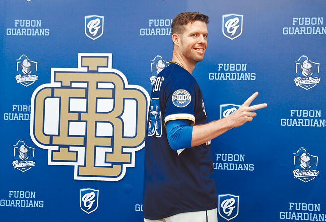 罗力在引退记者会上谈起家人几度差点落泪，在富邦期间最大的遗憾就是没有为球团、球迷拿下一座冠军，会后他穿上百胜纪念球衣与专属LOGO合影。（资料照，陈怡诚摄）