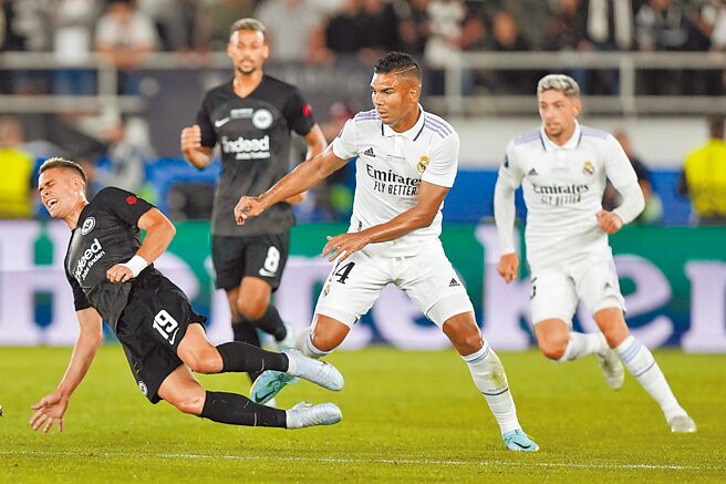 皇馬中場悍將卡塞米羅（右二）轉會曼聯，圖為他本月在歐洲超級盃對陣法蘭克福。（美聯社）