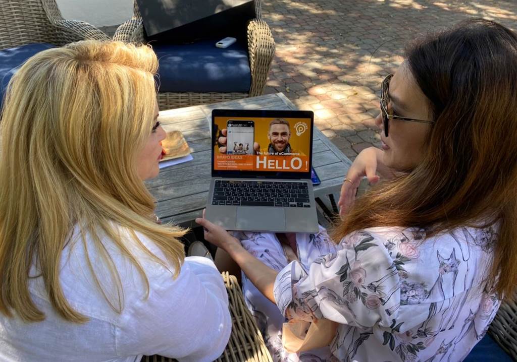Melissa (right), the founder of ELLA, a well-known American equestrian life, introduced the live broadcast e-commerce platform "ishowlife" to the entity industry at the equestrian club.  (Creative ideas provided)