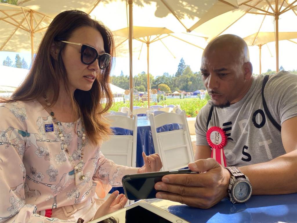 Melissa (left), the founder of ELLA, a well-known American equestrian life, introduced the live e-commerce platform "ishowlife" to former Major League Soccer players at the equestrian club.  (Creative ideas provided)