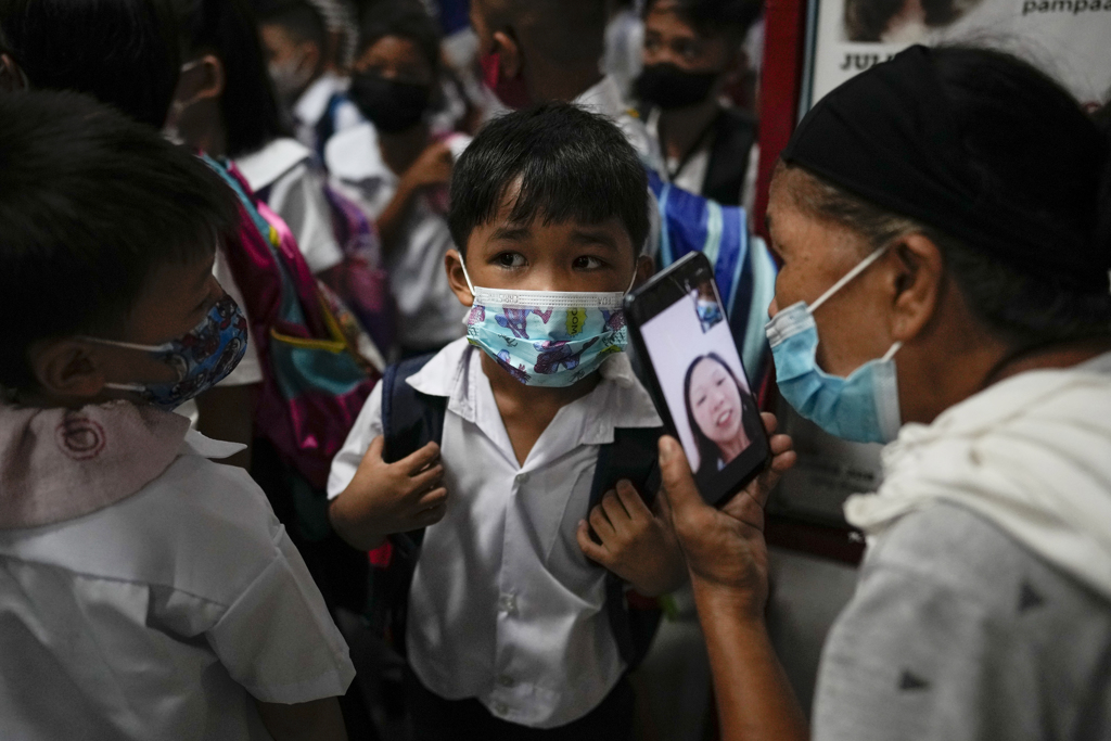 菲律宾中小学校新学年今天开学，数以百万计孩童返校。图／美联社(photo:ChinaTimes)