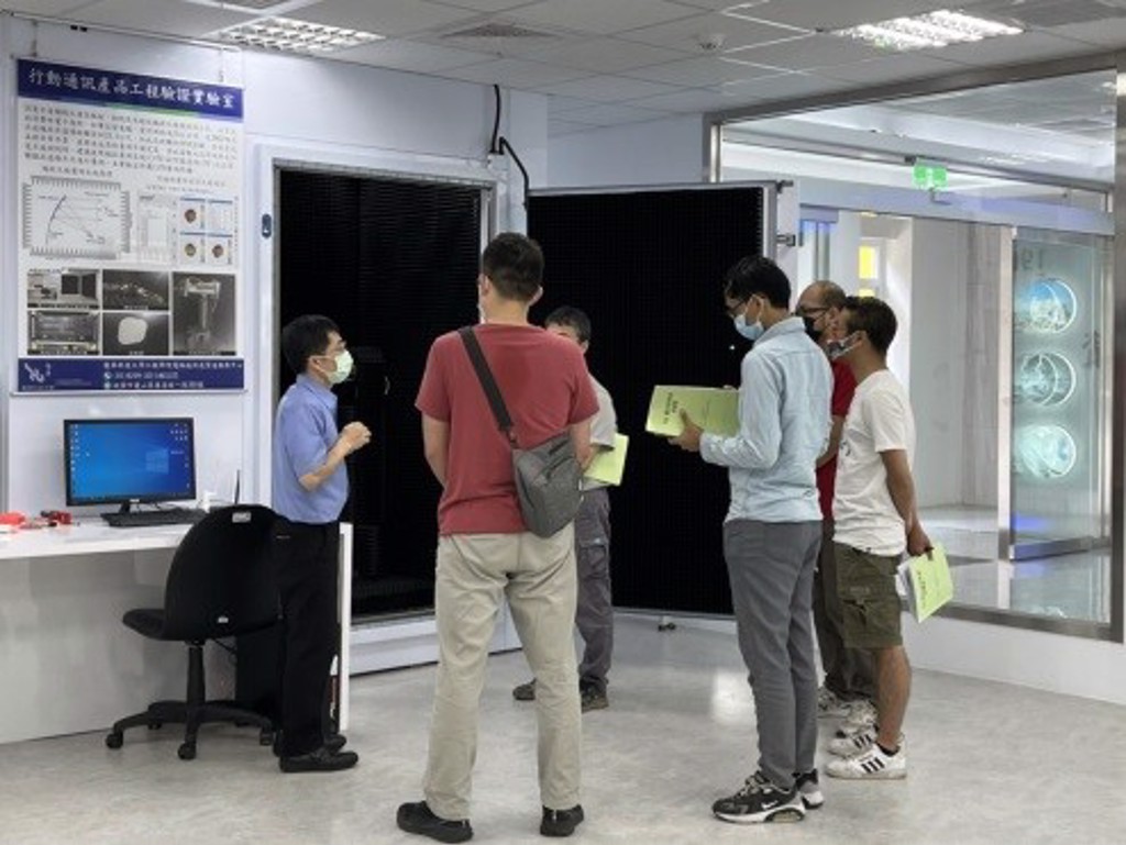 學員參訪類產業環境實作基地設備。(照片/龍華科技大學提供)

