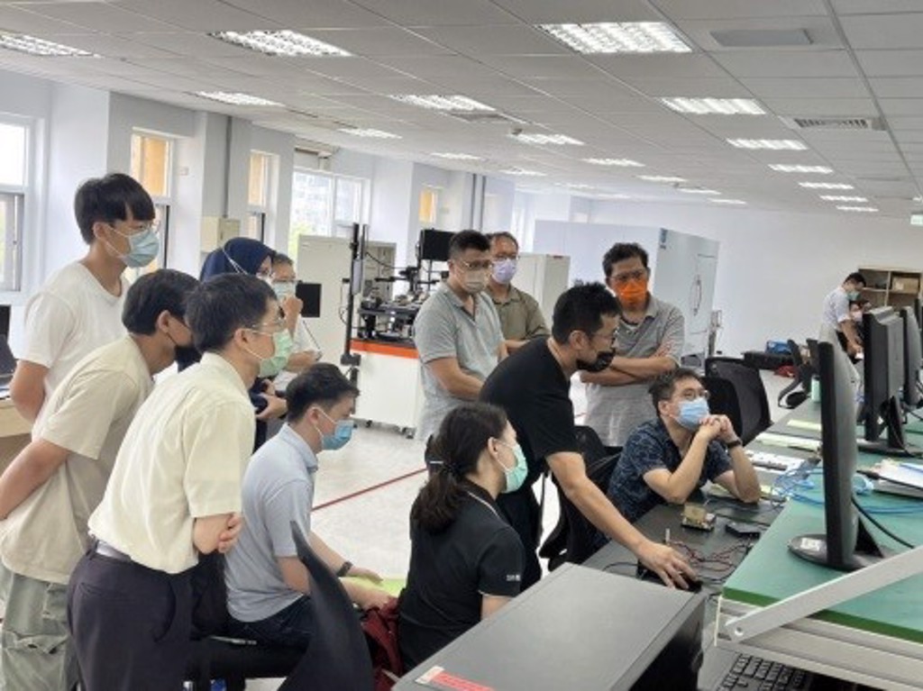 龍華科大開辦5G毫米波技術應用實務研習，培育產業人才。(照片/龍華科技大學提供)

