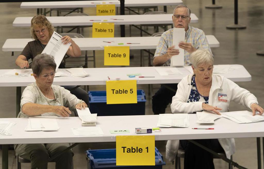 美国堪萨斯州公投的验票工作。图/美联社(photo:ChinaTimes)