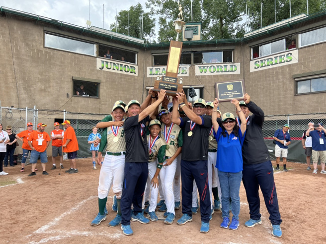 中华队在LLB次青少棒世界赛击败美国组代表队夺冠，全队兴奋高举冠军奖杯及奖牌。（台湾世界少棒联盟协会提供）