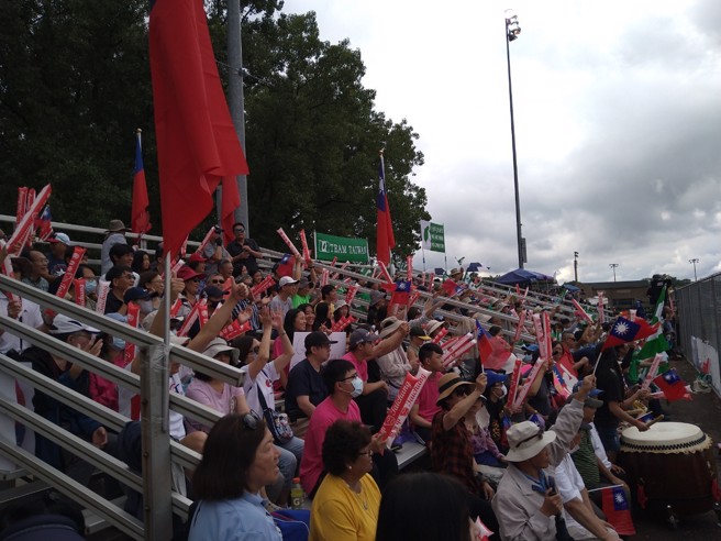 决赛现场许多当地热情的侨胞到场加油。（台湾世界少棒联盟协会提供）
