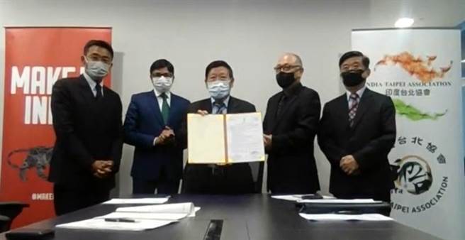 图说：台印纺织合作开新局，产纺协会与印度东北七省签署LOI，（左起）国贸局副局长李冠志、印度台北协会会长戴国澜、产纺协会理事长罗忠佑、华纸董事长黄鲲雄、纺织所所长李贵琪。（陈柔蓁摄）
