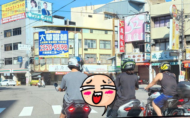 1名网友等红灯时，突见前方骑士手牵手秀恩爱，让他不禁发文直呼：「闪瞎单身狗的眼睛」。（图／路上观察学院）