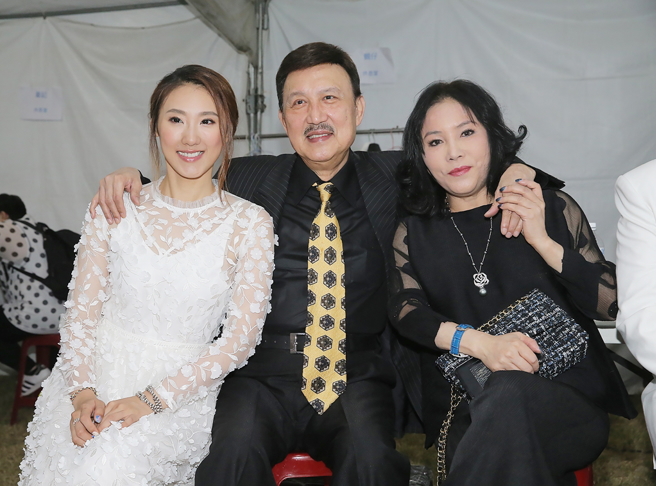 2017年举行「猪哥亮ㄟ永恒歌厅秀」时，余天夫妻担任压轴。（图／中时资料照片）