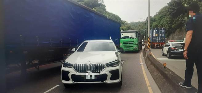 曳引车轮胎脱落击中对向BMW，无辜车主修车费要90多万元。(翻摄照片／吕筱蝉桃园传真)