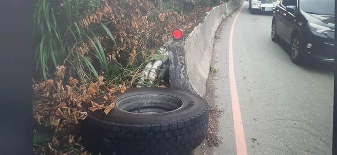 曳引车轮胎脱落击中对向BMW，无辜车主修车费要90多万元。(翻摄照片／吕筱蝉桃园传真)