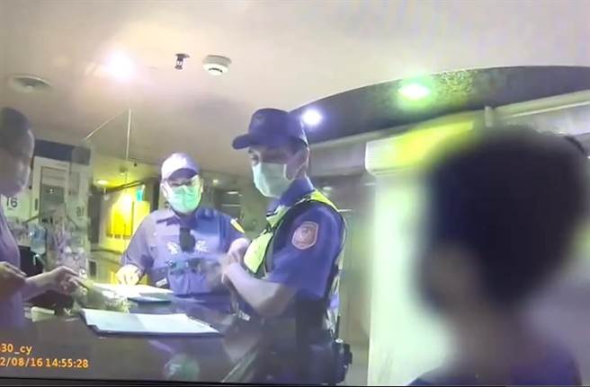 员警说明临检是因为防制柬埔寨诈骗。（翻摄画面）