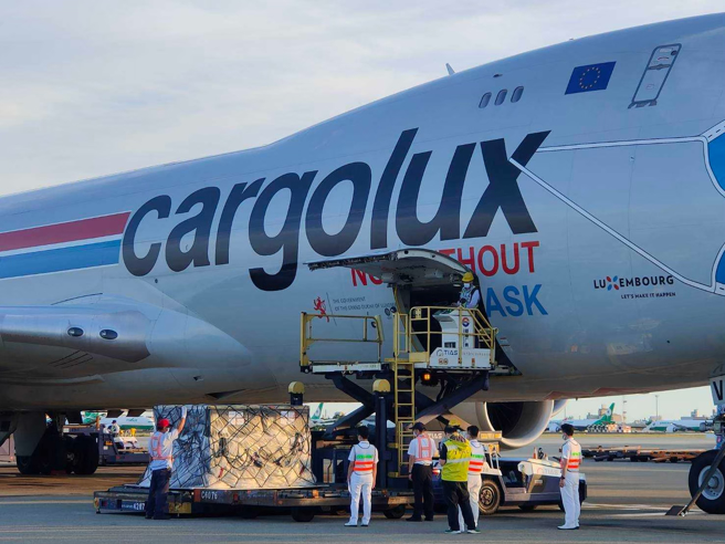 疫苗合約封存30年被批黑箱，指揮中心今日公布，一劑平均765元。圖為疫苗抵台資料照。（圖／記者陳麒全攝影）