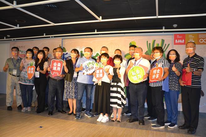 新北市社会局今举行成果分享会，新北市长侯友宜表示，他上任后积极推动SDGS概念，希望终结贫穷、消除飢饿，希望新北市可以继续走下去，成为全国典范。（蔡雯如摄）