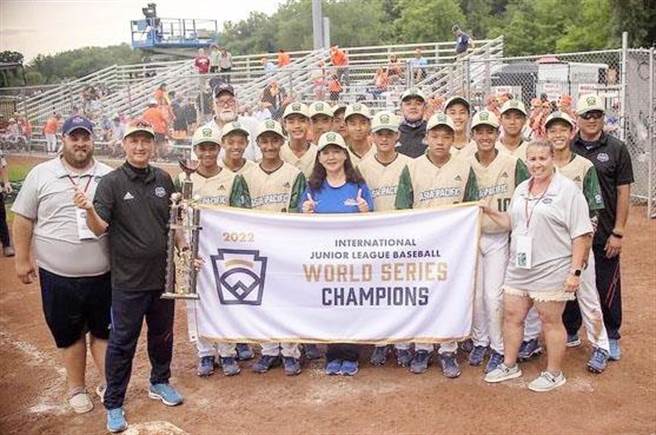 台中市中山国中棒球队！勇夺LLB次青少棒锦标赛世界冠军。（照片引用自台中市中山国中粉专）