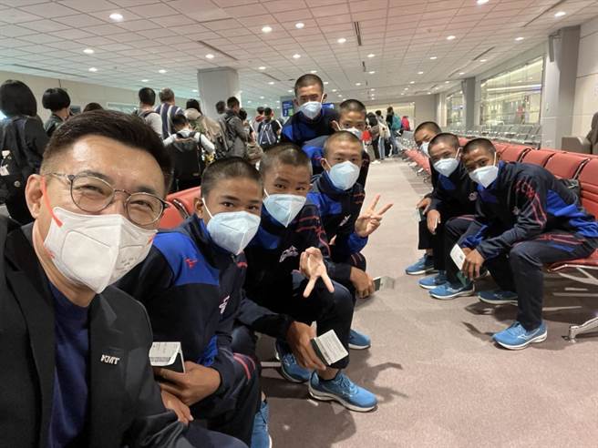  江启臣去国会外交，在机场巧遇中山国中棒球队同班机赴美比赛。（江启臣服务处提供）