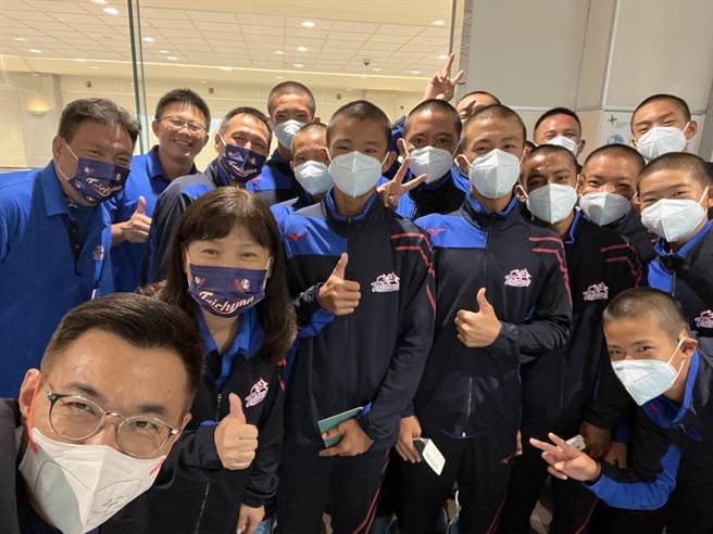 江启臣去国会外交，在机场巧遇中山国中棒球队同班机赴美比赛。（江启臣服务处提供）