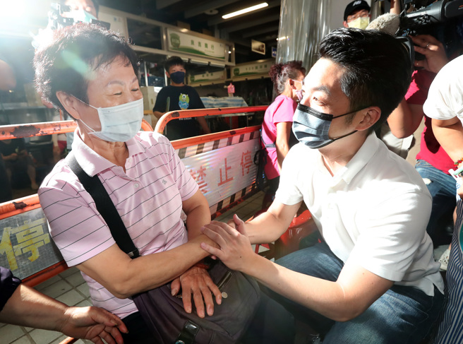 蒋万安表示，民进党就是最大的诈骗集团，香菸走私说是「超买」，论文抄袭说是「参考」，现在疫苗合约封存30年说是「保存」。（本报资料照片）