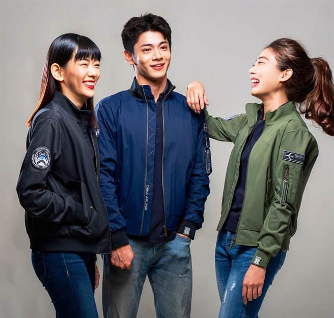 中華航空飛行夾克「輕薄飛行夾克 4.0」 開放預購。（華航提供）