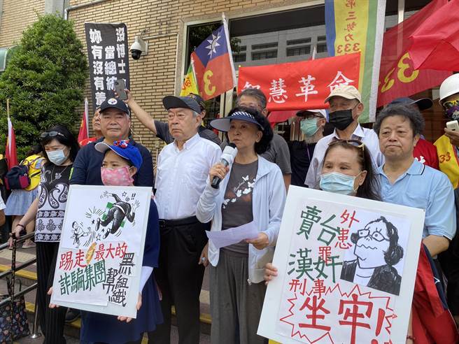 前行政院新闻局长锺琴等人，22日上午前往台湾高等检察署前，按铃告发蔡英文总统涉犯《刑法》诱敌开战罪（林伟信摄）