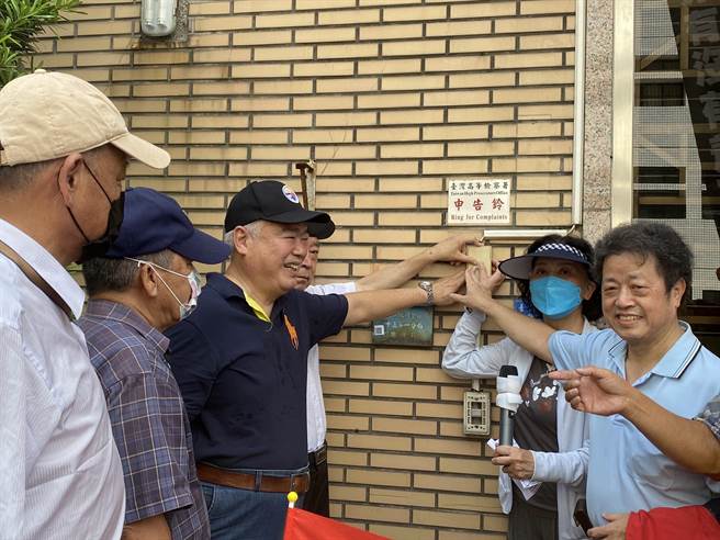 前行政院新闻局长锺琴等人，22日上午前往台湾高等检察署前，按铃告发蔡英文总统涉犯《刑法》诱敌开战罪（林伟信摄）