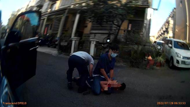 桃園市專勤隊7月啟動數次大規模拂曉查察勤務，28日攔車盤查勤務中有2名失聯移工聯手衝撞車門，企圖逃竄躲避追緝，仍遭制伏在地。（桃園市專勤隊提供／陳夢茹桃園傳真）