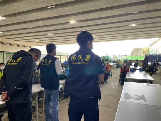 桃園專勤隊擴大取締不法移工，上月共計查獲75人，其中更赫見1名毒品通緝犯。（桃園市專勤隊提供／陳夢茹桃園傳真）