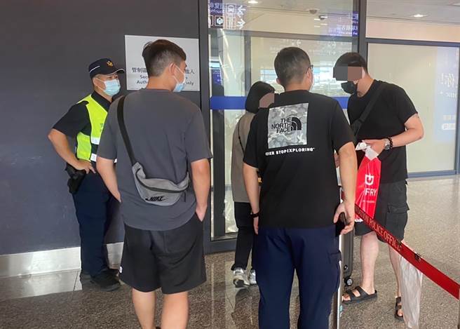 竹北市林姓男子（右）被仲介到柬埔寨從事騙工作賺錢，差點淪為豬仔。（竹北分局提供／羅浚濱新竹傳真）