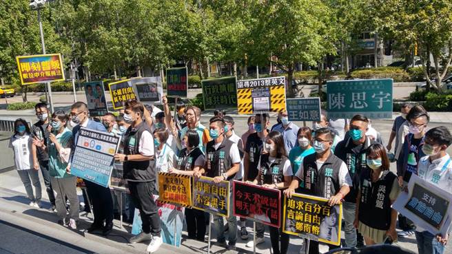 民眾黨立委蔡壁如、邱臣遠赴NCC抗議(邱新博攝)